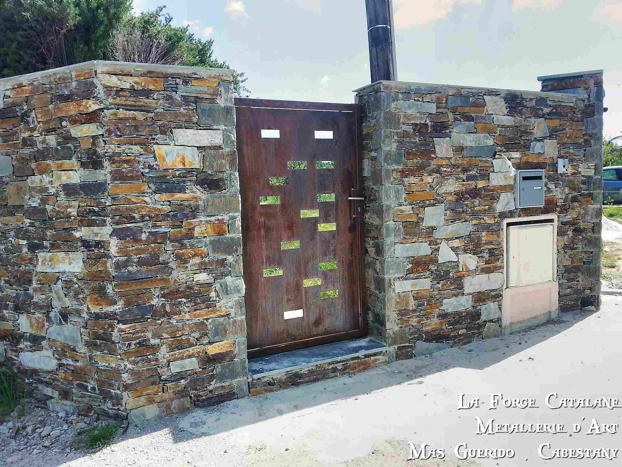 Portail tole decoupe laser motif  personnalise rouille forge catalane.jpg